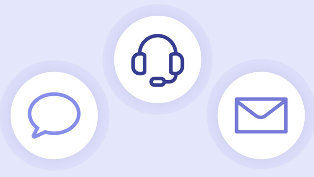 Três ícones que representam canais de comunicação: um balão de fala para chat, um headset para chamadas de voz e um envelope para e-mail, todos sobre um fundo azul claro.