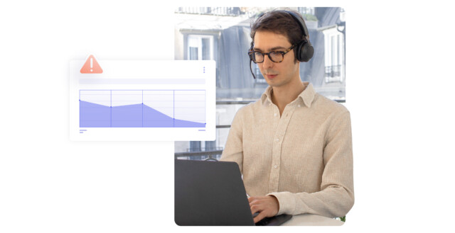 Agente de suporte concentrado com óculos e headset no laptop; janela flutuante com gráfico de desempenho e ícone vermelho de alerta